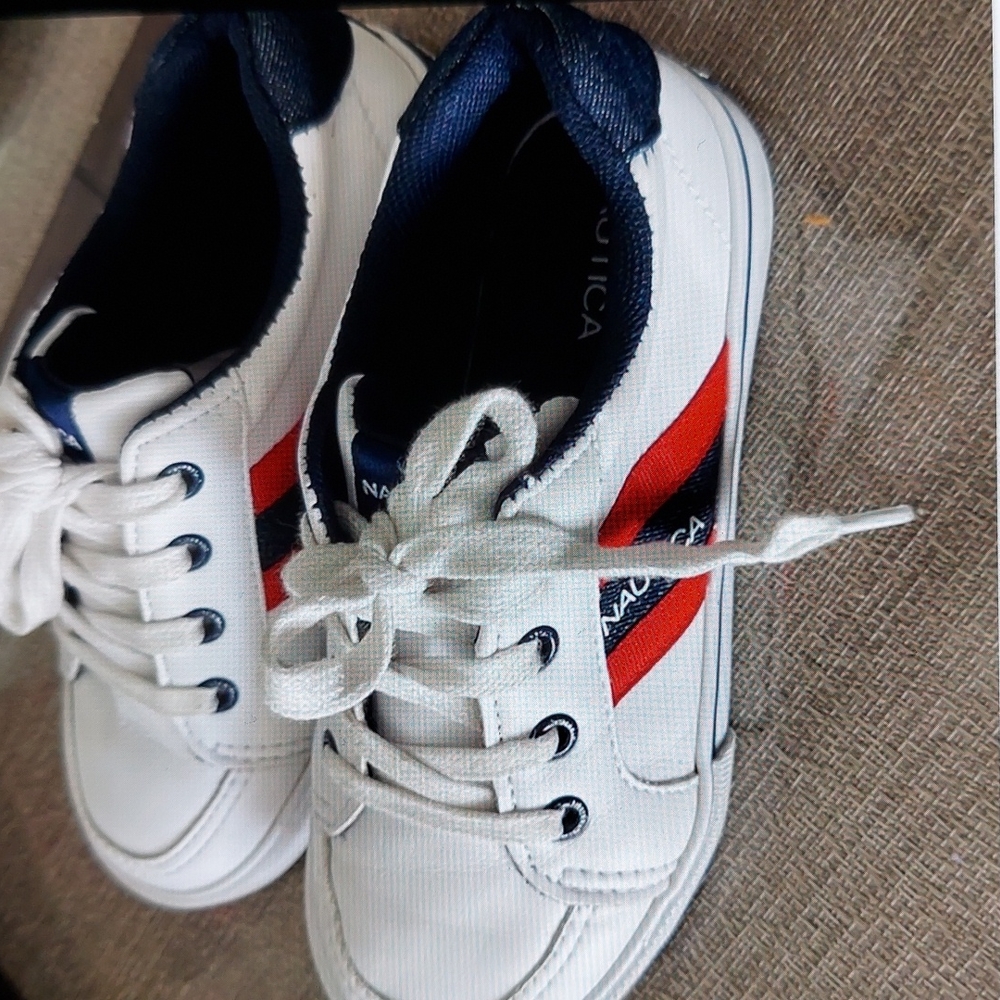 Used nautica toddlwrs sneakers.